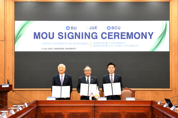 백석대와 니혼케이자이대학, 백석문화대 대표자들이 기념촬영을 하고 있다.            (왼쪽부터 백석대 장택현 대학혁신위원장, 니혼케이자이대학 마츠모토 이치로 부총장, 백석문화대 송기신 총장)