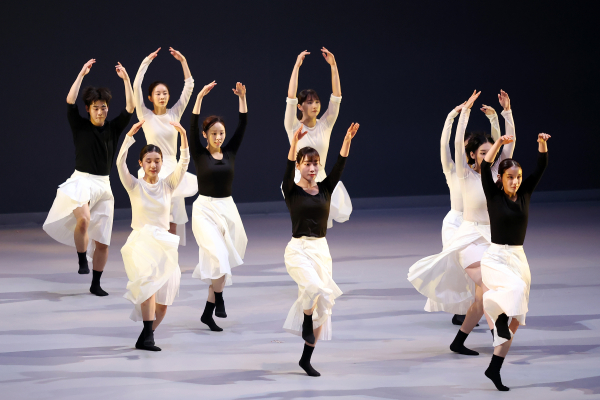 한국예술종합학교 무용원들이 창작 무용 공연을 하고 있다.
