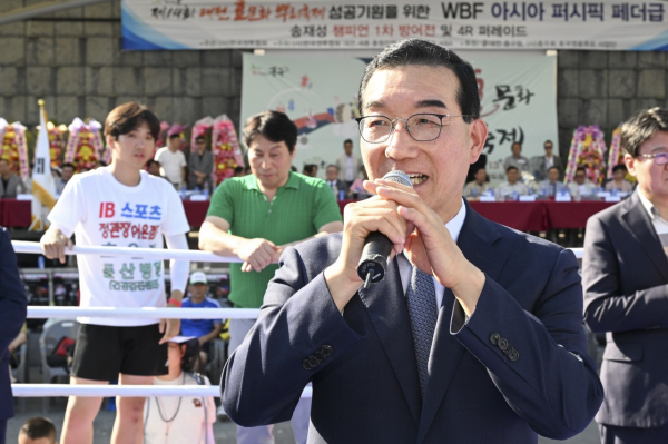 지난 3일 대흥동 우리들공원에서 제14회 대전효문화뿌리축제의 성공 기원 사전 행사에서 인사말하는 김광신 중구청장