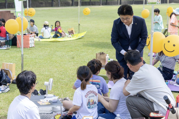 최충규 대덕구청장이 지난 3일 금강로하스 대청공원에서 열린 ‘대덕 패밀리 피크닉X아카데미’에 참여한 가족들과 대화를 나누고 있다