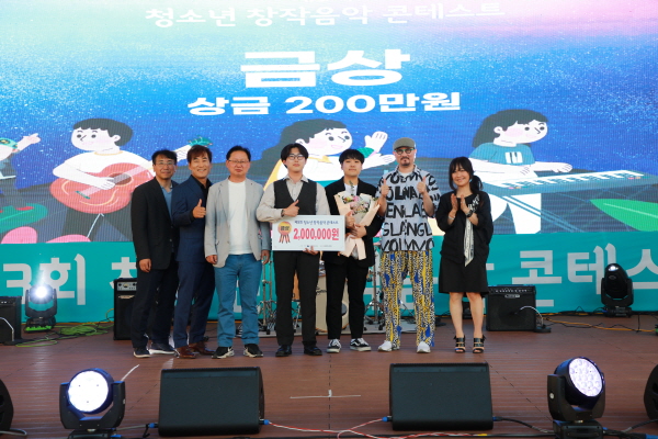 금상 수상팀 SUZNN(수자인)&김신효 및 심사위원들