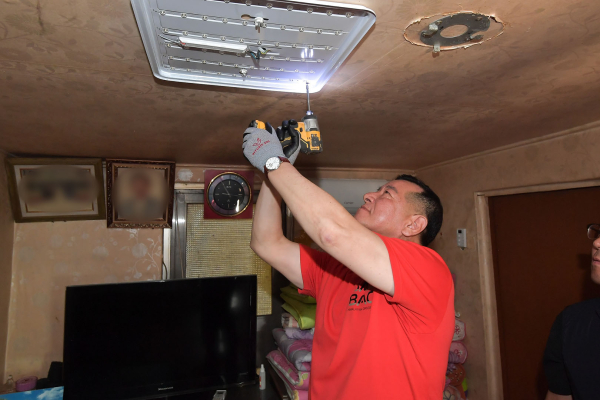 충남개발공사 직원들이 취약계층을 대상으로 ‘주거시설 안전 및 시설개량 재능기부’ 진행