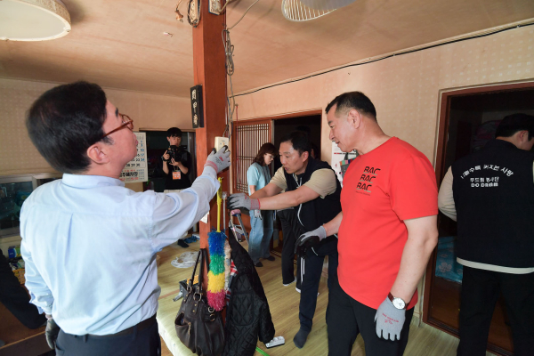 충남개발공사 직원들이 취약계층을 대상으로 ‘주거시설 안전 및 시설개량 재능기부’ 진행