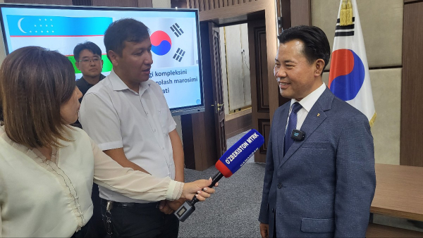 박정현 군수 현지 언론 인터뷰 모습