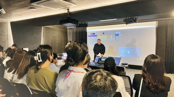 David Rideau가 한국영상대 Dolby Atmos 스튜디오에서 재학생들에게 음향 노하우를 전수하고 있다.