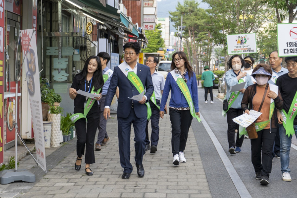 최충규 대덕구청장(왼쪽 두 번째)이 환경과 직원 및 중리동 행정복지센터 직원들과 중리동 일대에서 1회용품 사용 줄이기 ‘1회용품 OUT’ 캠페인 모습