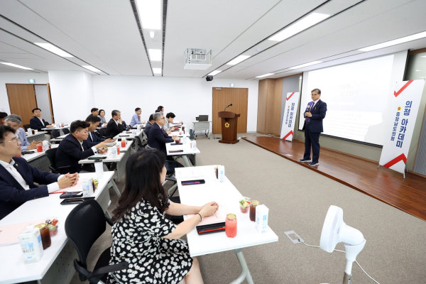 주영진 중앙대학교 객원교수가 충청남도의회 의원들을 대상으로 지방의정활동과 결산심사에 대해 강연하고 있다