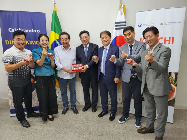 김치의 날 주도한 노무라 의원에 김치 선물하는 김 사장(‘23.3.12.)