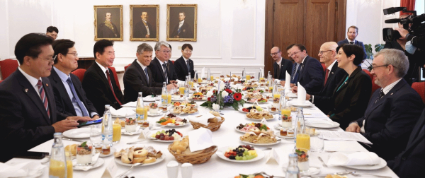 체코를 방문 중인 김진표 국회의장은 7일 하원 및 상원의장과 잇달아 회동했다.