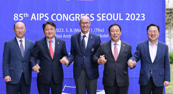 2027 충청권 하계세계대학경기대회 조직위원회가 세계체육깆연맹 총회에서 프레젠테이션을 진행했다. 사진 왼쪽부 김기영 충남도 행정부지사, 김영환 충북지사, 레온즈 에더 FISU 회장대행, 최민호 세종시장, 이장우 대전시장.