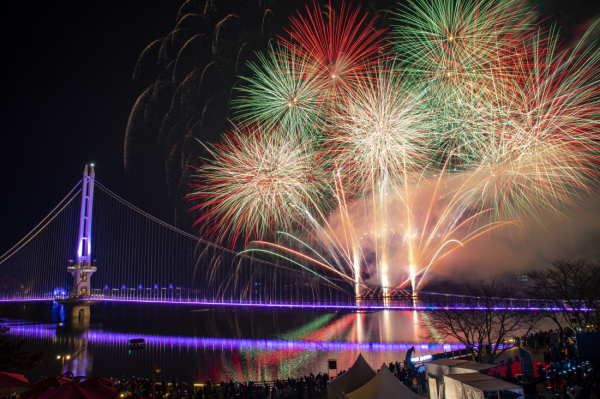 예당호 출렁다리와 음악분수