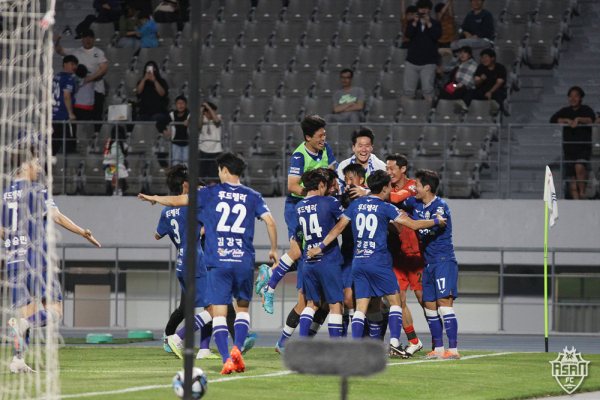 충남아산FC 선수 경기모습