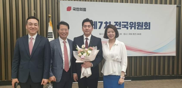 국민의힘 새 최고위원으로 선출된 김가람 최고위원이 양홍규 대전 서구을 당협위원장 등과 기념 촬영을 하고 있다.