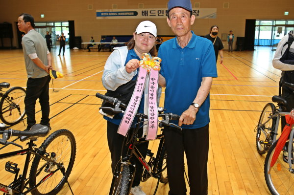 경품을 받은 충남농아인체육대회 참석자