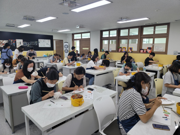 소담유‧초‧중‧고 학생과 학부모가 도예 체험 수업에 참여하고 있다.