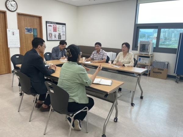 지난 8일 졸업생 및 지역 청년의 정신건강 증진 및 성공적인 진로 설계와 취업을 위한 업무협약을 체결하고 양 기관 참석자들이 향후 협력방안에 대해 간담회 진행