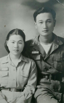 故 박영하 을지재단 설립자(오른쪽)와 전증희 명예회장. 6.25전쟁 당시 군의관과 간호장교로 만나 군복 차림에 머리 장식 하나 꾸미고 올린 결혼사진