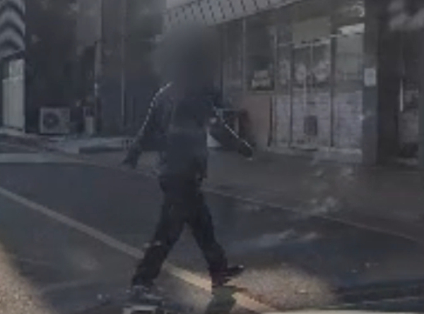 전신마비를 가장해 보험사기를 벌인 피의자가 쓰레기를 버리고 걸어가는 모습