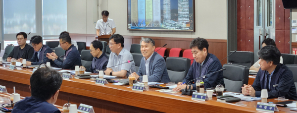 국가철도공단 양근율 미래전략연구원장(오른쪽 세 번째)이 세미나에서 발언을 하고 있다.