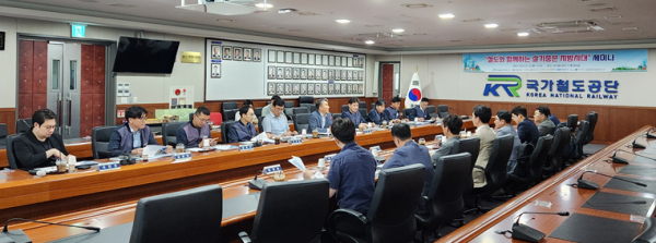 국가철도공단과 11개 시도연구원 관계자들이 12일 함께 토론을 하고 있다.