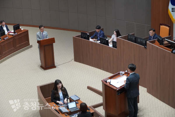 제345회 정례회 제2차 본회의 도정 및 교육행정 질문(이상근 의원, 김태흠 도지사)/사진 권상재 기자