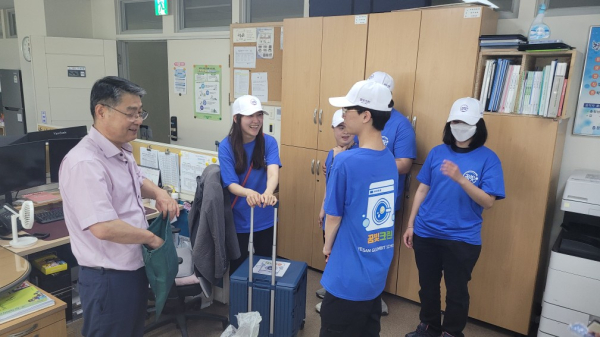 13일 총무과에 방문하여 세탁물을 수거해가는 학생들