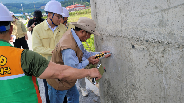 고기동 행정부시장, 석곡과선교를 찾아 민간전문가, 안전단체 등과 현장점검 실시 모습