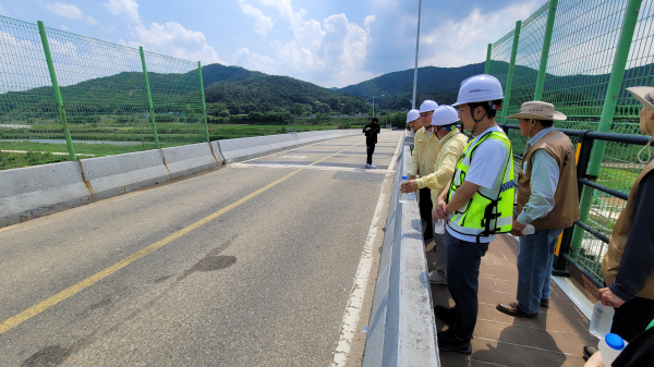 고기동 행정부시장, 석곡과선교를 찾아 민간전문가, 안전단체 등과 현장점검 실시 모습