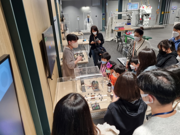 지역민들과 함께 국립중앙과학관을 방문하여 관람하는 모습