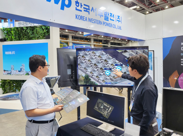 ‘2023 대한민국 전기산업엑스포’(EPEK 2023)에 참가했다. 사진은 서부발전 직원이 디지털트윈 기술을 설명하는 모습