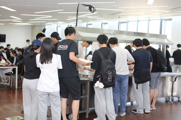 천원의 밥상 배식 모습