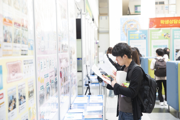 지난 14일 배재21세기관 로비에서 배재대 주시경교양대학의 ‘제15회 나섬페스티벌’이 개최된 가운데 한 학생이 성과물을 관람하고 있다