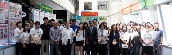 지난 14일 배재21세기관 로비에서 배재대 주시경교양대학의 ‘제15회 나섬페스티벌’이 개최된 가운데 김욱 총장 등이 기념사진을 촬영하고 있다.