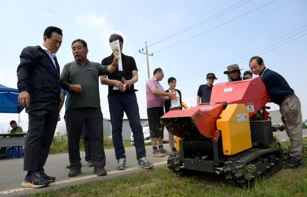 부산물 파쇄 기술 설명을 듣는 백성현 논산시장