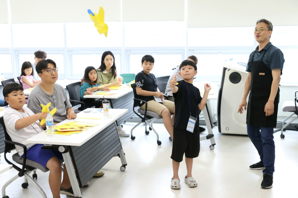 세종시 학생과 학부모가 함께 발명 체험 한마당에 참여하고 있다.
