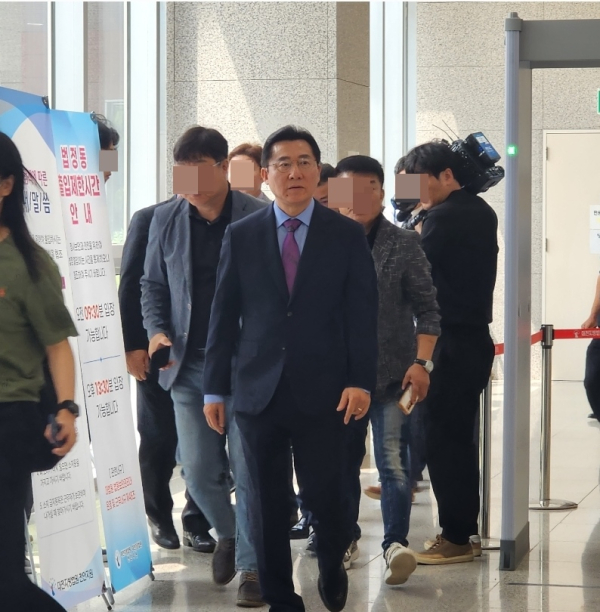 당선무효형을 선고받고 법정을 나서는 박경귀 시장/박동혁 기자