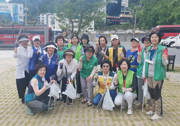 대전 중구여성단체협의회, ‘대전의 허파 ’보문산 환경정화 활동 후 단체사진