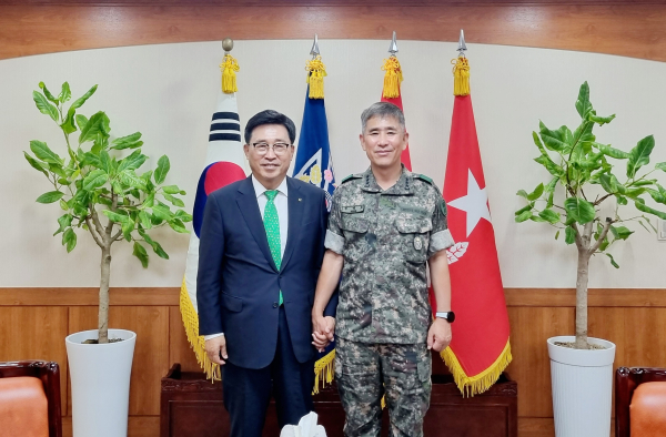 간담회 사진 * 김춘진 한국농수산식품유통공사 사장(좌측), 권영호 육군사관학교 학교장(우측)