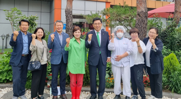 도미솔식품 방문 사진 * 김춘진 한국농수산식품유통공사 사장(우측4번째), 박미희 도미솔식품 대표이사(좌측4번째)