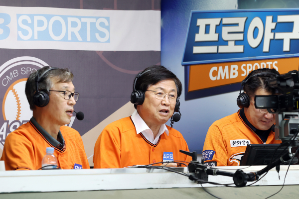 최교진 교육감이 일일 캐스터로 야구 해설을 하고 있다.