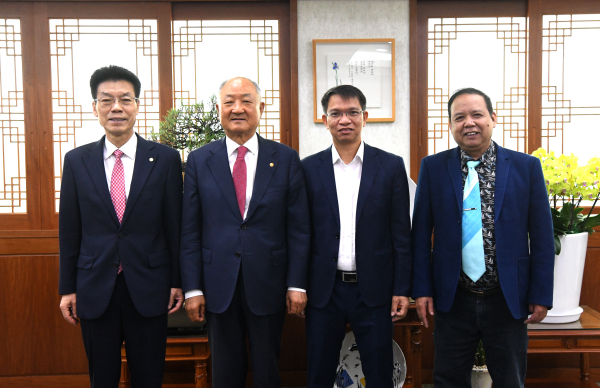 백석대학교 관계자들이 하노이국제대학교 관계자들과 기념촬영을 하고 있다.(왼쪽부터 백석대 송기신 총괄부총장, 장택현 대학혁신위원장, 하노이국제대 응웬 반 씽 이사장, 쯔엉 뚜안 중 총장)