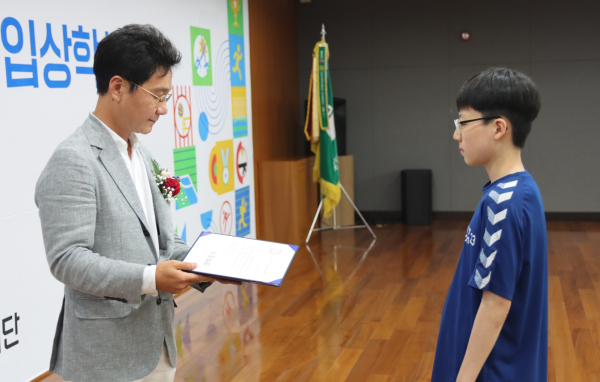 이승찬 계룡장학재단 이사장이 전국소년체육대회 우수 입상자에게 장학금을 시상하고 있다.