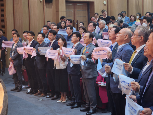 GTX-C 노선 천안 연장을 결의하는 참석자들/박동혁 기자