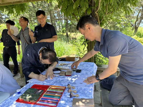 단오부채만들기에 참여하는 탐방객