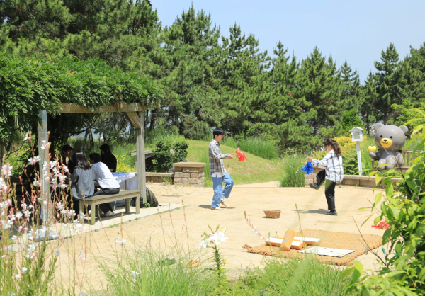 단오 놀이마당 체험중인 탐방객 (제기차기)