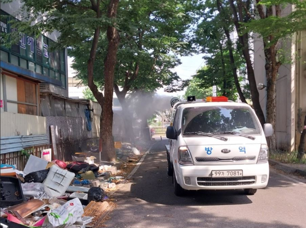 동구보건소 방역차량 분무소독 모습