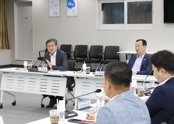 21일 유성구가 ‘주요하천 특화계획 수립용역 착수보고회’와 ‘유수지 관리 기본계획 수립용역 중간보고회’를 개최한 가운데, 정용래 유성구청장(왼쪽)이 회의 주재 모습