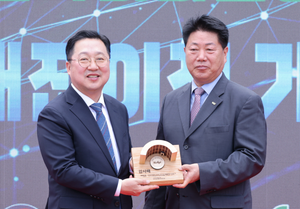 (왼쪽부터) 이장우 대전시장, 조현국 임업진흥원 산림산업총괄이사