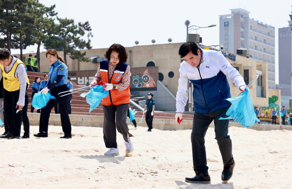해수욕장 개장 맞이 환경대청결행사에 참여하고 있는 김동일 시장