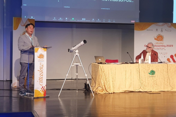 지난 24일 이탈리아 파르마에서 열린 ‘2023년 국제슬로시티 총회’에서 강연에 나선 가세로 태안군수.